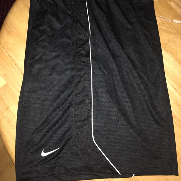 UNDER ARMOUR MEN/'S FULL COURT TEE BNWT/'S MED-XL